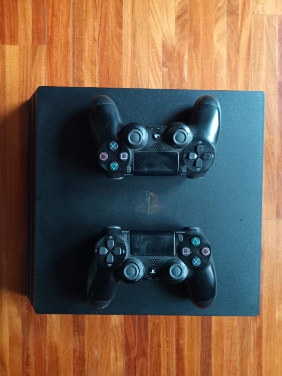 Vendesi PS4 pro 1 tera